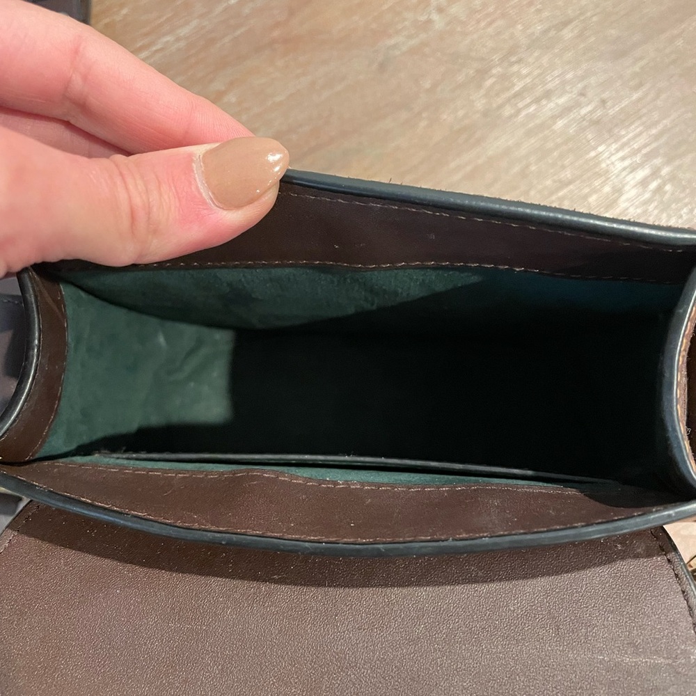 Elegant Brown Croc-Embossed Crossbody Bag - Picture 4 of 5